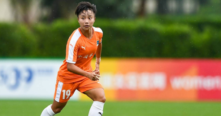 领军人物现身女足比赛，助力队伍获胜