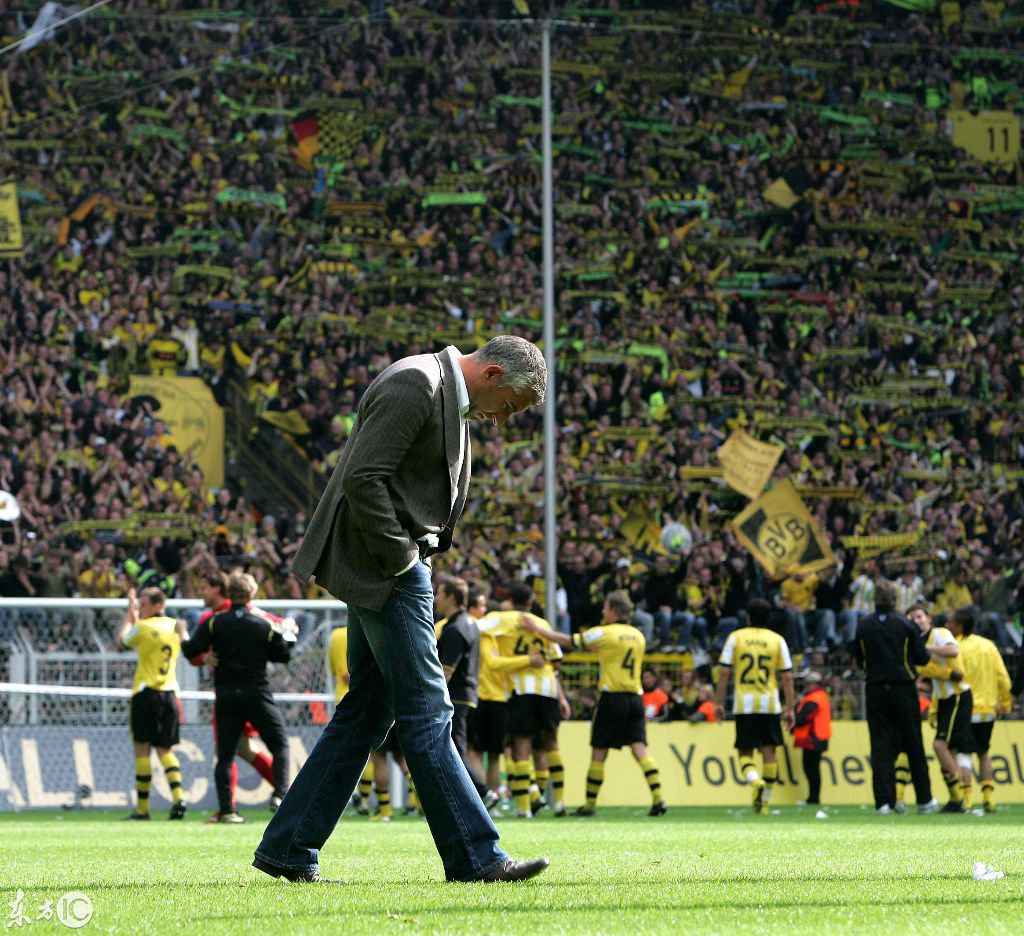 沙尔克客场遭遇不敌，惨败于大德比之战(沙尔克vs比勒费)