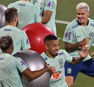 世界杯热身阶段，球员们努力训练备战决战之日